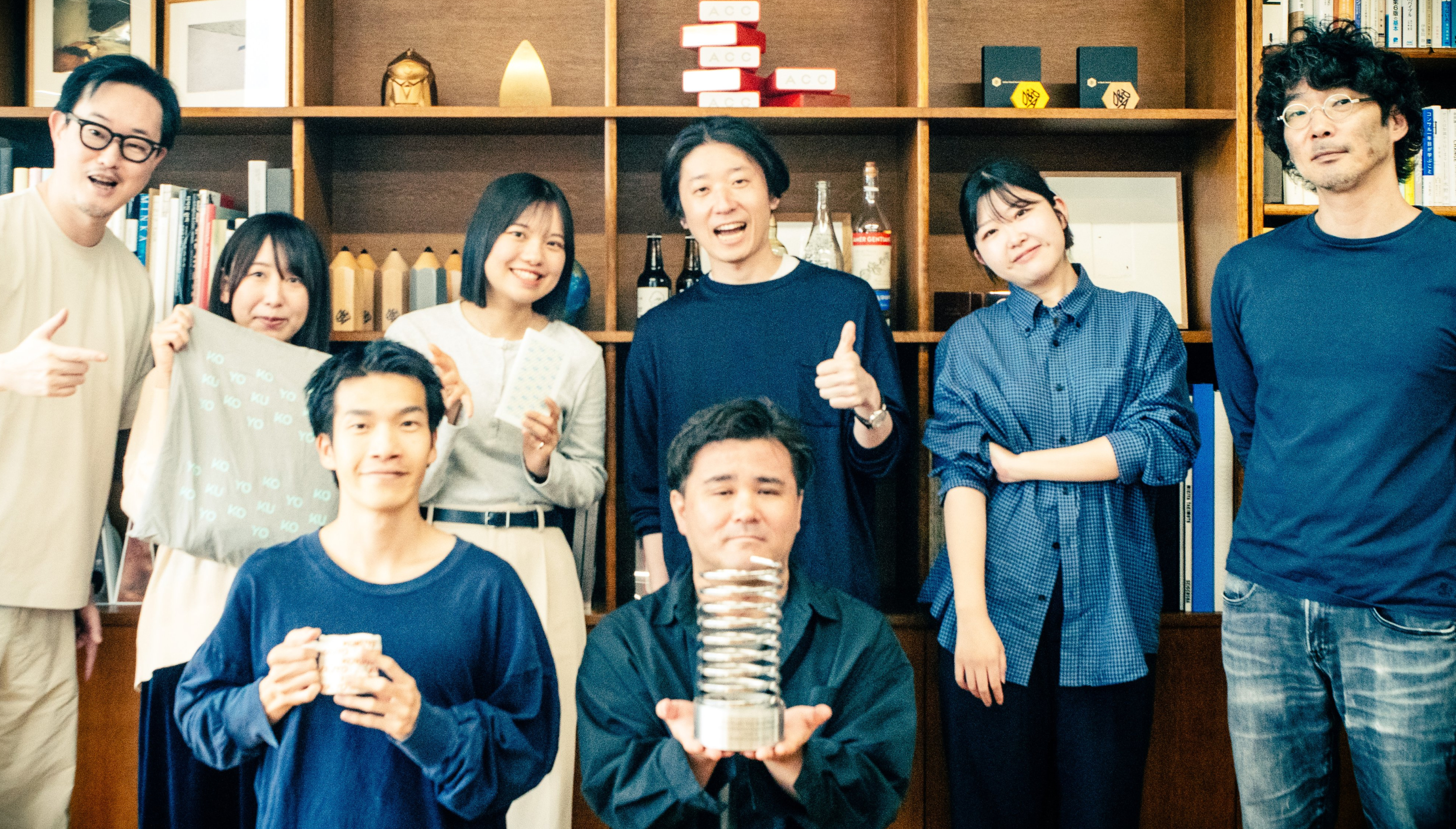 「KOKUYO Curiosity is Life」のサイトが、THE WEBBY AWARDSの「People's Voice」賞を受賞してトロフィーが届きましたので制作メンバーで記念撮影を行いました📸